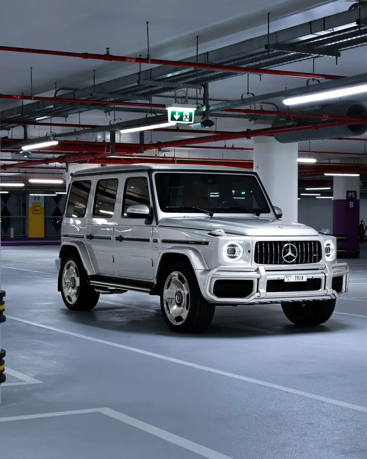 a picture of Mercedes G63 Silver front view with drl