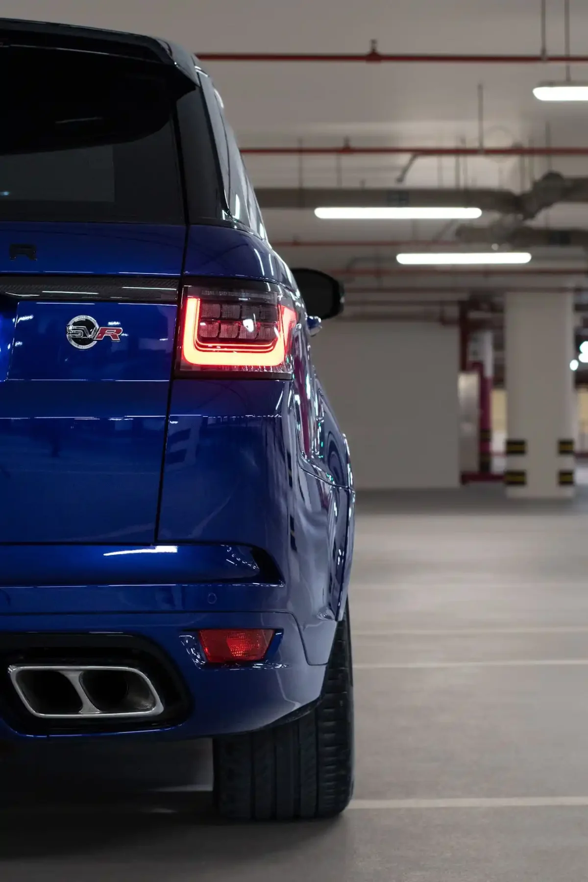 a picture of range rover sport svr with tail light view