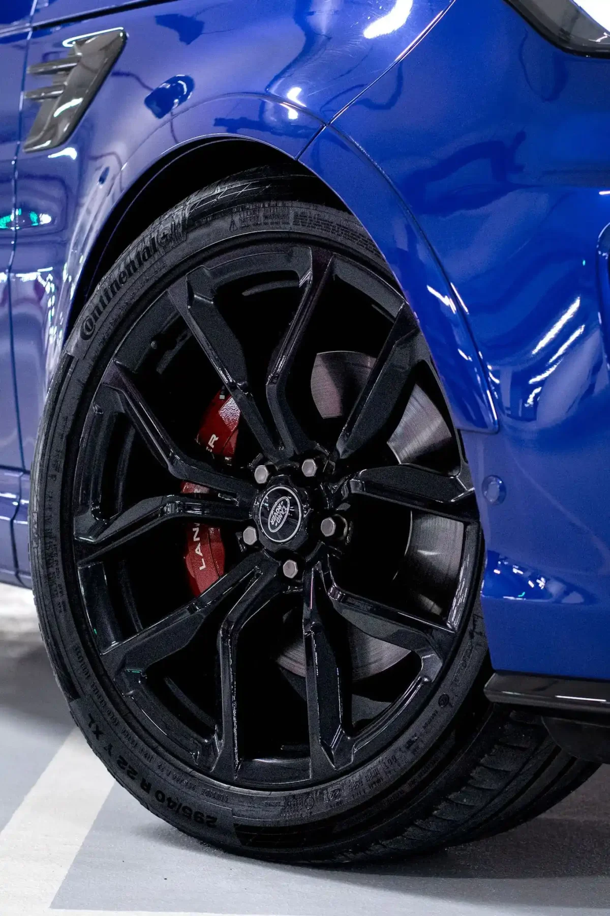 a picture of range rover sport svr tyre and alloys