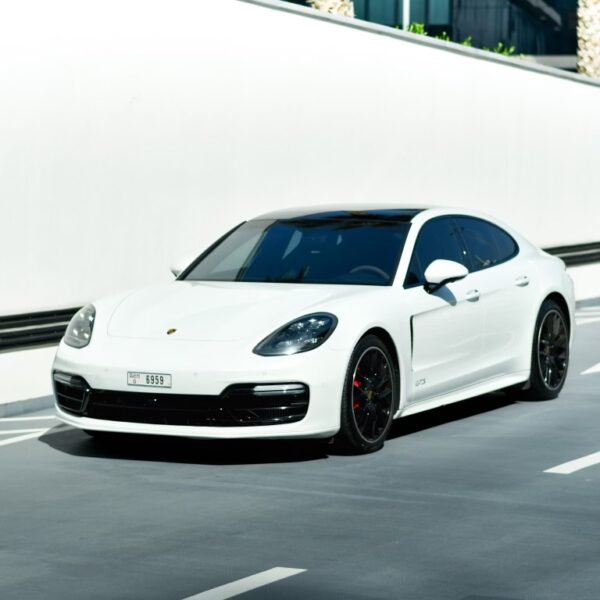 a picture of Porsche Panamera GTS with front view