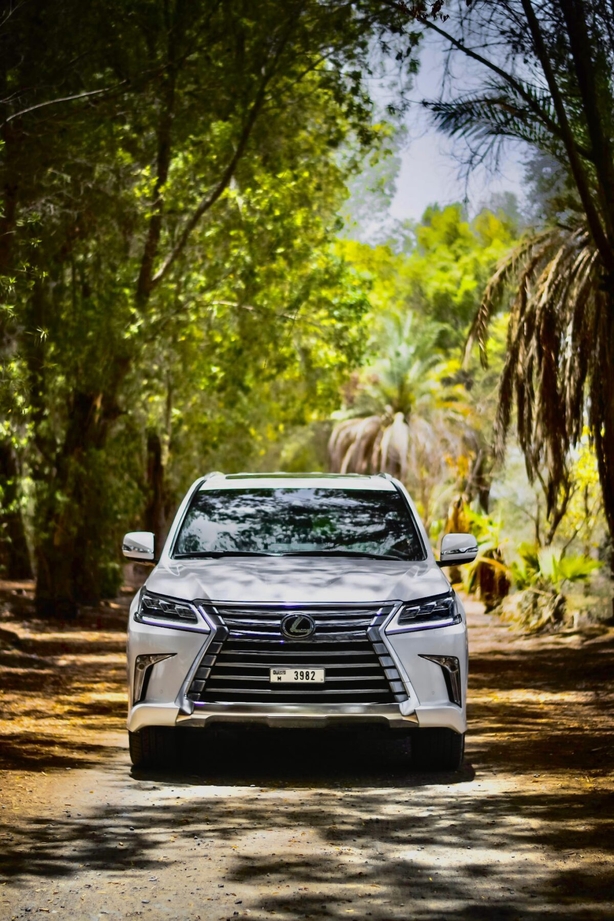 a picture of Lexus LX570 with front view