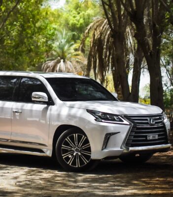 a picture of Lexus LX570 with front side view