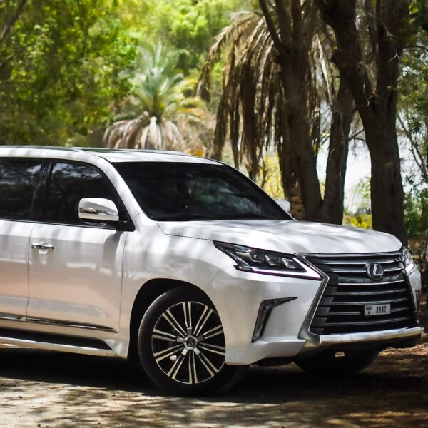 a picture of Lexus LX570 with front side view