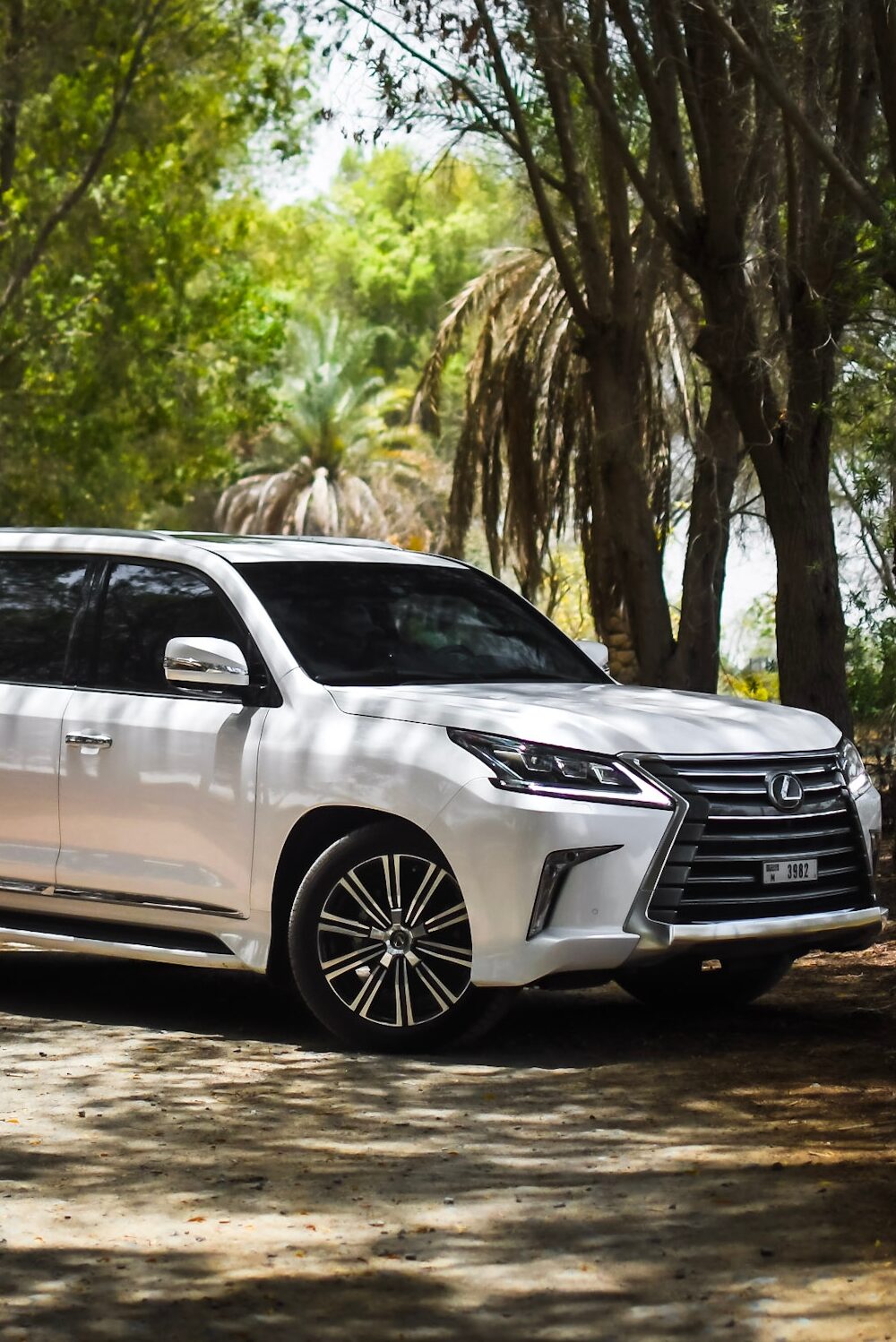 a picture of Lexus LX570 with front side view