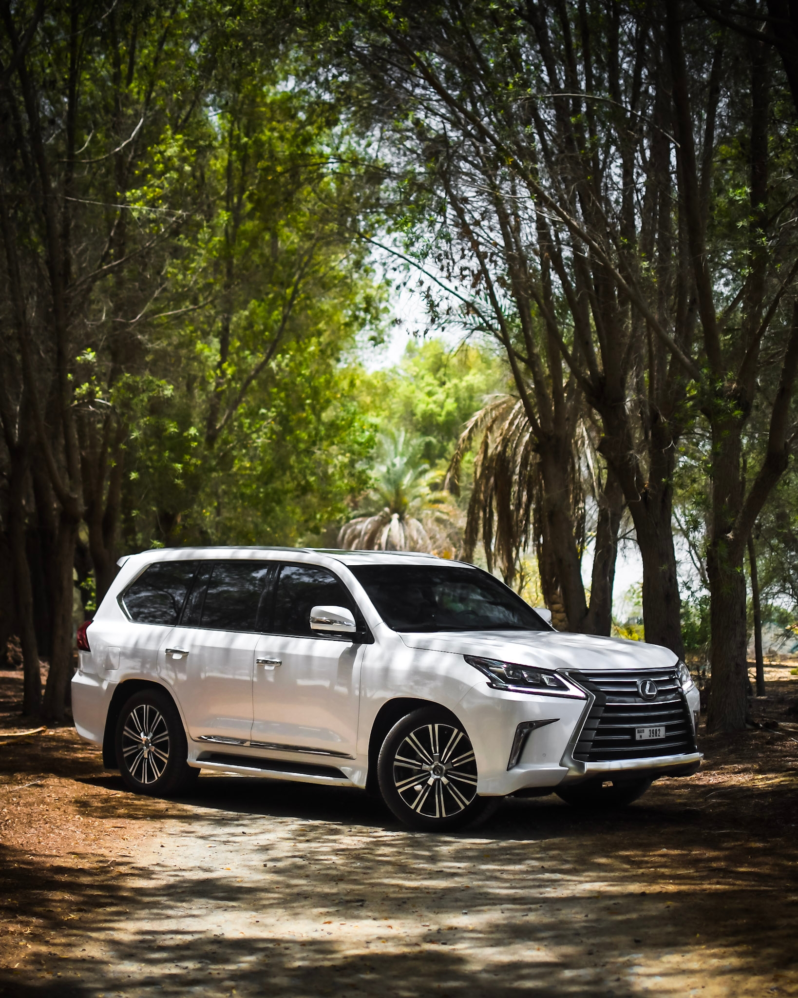 a picture of Lexus LX570 with front side view