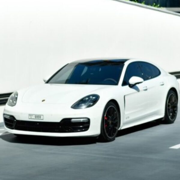 a picture of Porsche Panamera GTS with front view