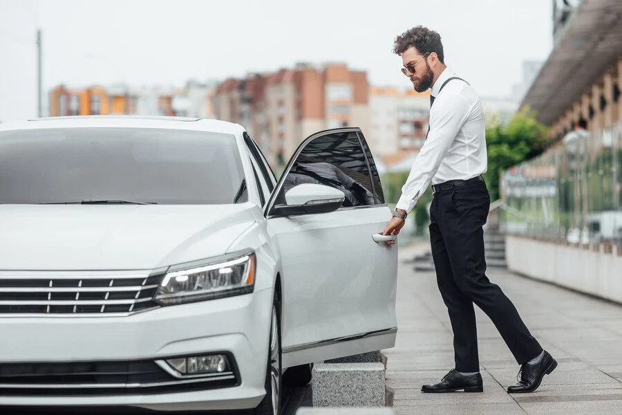 Rent a Car in Dubai Navigating Traffic and Parking Like a Local